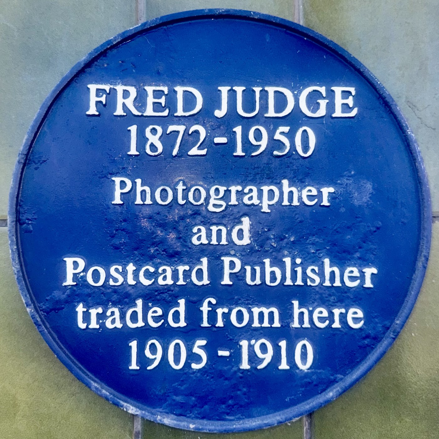 Blue plaque: Fred Judge 1872-1950, Photographer and Postcard Publisher, traded from here 1905-1910